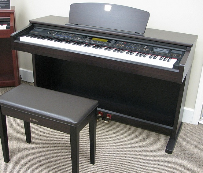 2003 Yamaha Clavinova CVP-202 - Digital Pianos