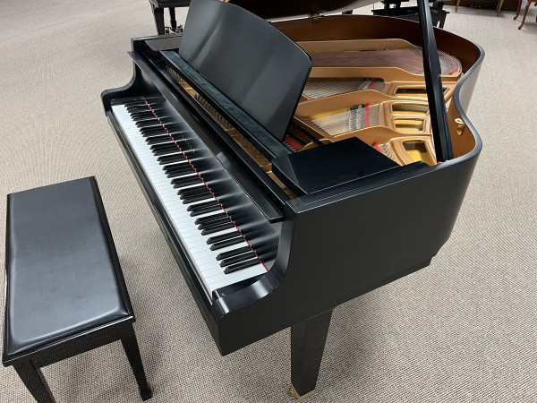 1995 Yamaha GH1 baby grand, satin ebony - Grand Pianos